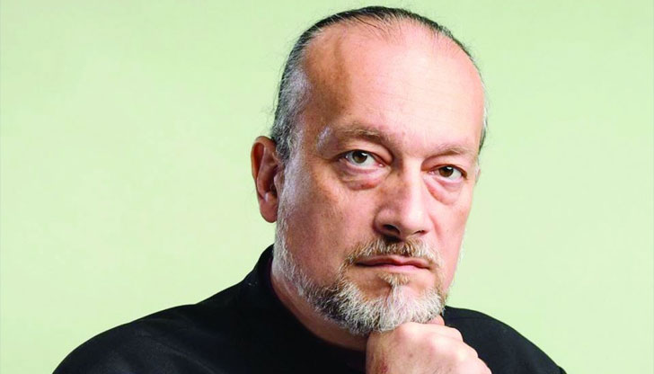 Басът и драматург е избран след конкурс в Министерство на