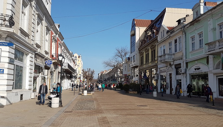 Днес преди обяд, с приближаващ към страната студен атмосферен фронт,
