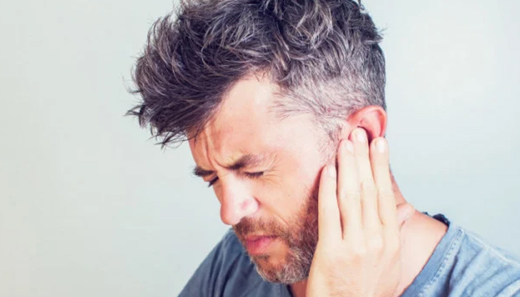Омикрон може да причини възпаление в слуховите канали, загуба на