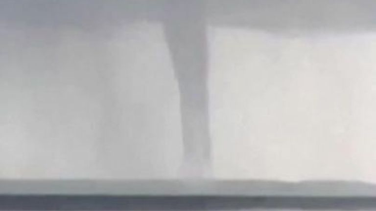 В кубинския град Гуанабо водно торнадо нанесе материални щети. Фунията