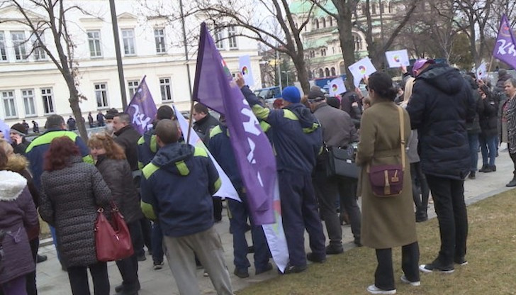 Недоволство и на синдикатите пред Народното събрание заради параметрите на