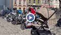 Празни бебешки колички в центъра на Лвов, по една за всяко загинало дете