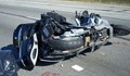 Моторист се удари в автомобил на пътя за Николово, пострада спътничката му