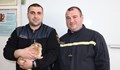 Човечност: Пожарникари спасиха зайче от бомбардиран блок в Харков