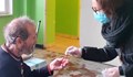 Бездомни и възрастни хора в Русе получиха мартенички от "Каритас"