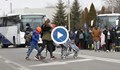 Истории от границата: Български автобуси извозват безплатно бежанци