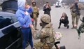 Украински войник обискира приятелката си, за да ѝ предложи брак