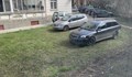 Поредно нагло паркиране в зелените площи на Русе
