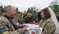 Сватба на фронтовата линия: Украински военни се венчаха, докато пазят Киев