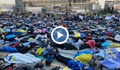 Хиляди украинци легнаха на земята във Варшава