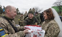 Сватба на фронтовата линия: Украински военни се венчаха, докато пазят Киев
