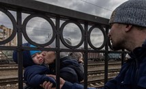 Покъртителни снимки от евакуацията на жени и деца от фронтовата линия в Украйна