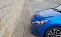 В Обединеното кралство: 100 паунда глоба, ако колата ви е в очертанията, но стърчи над тротоар