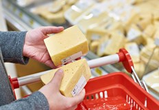 Родни суджуци се продават колкото бутилка виноЛуканка с праз струва