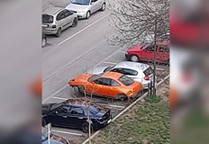 От 23 12 2021 година тази оранжева останка от автомобил заема паркомясто на