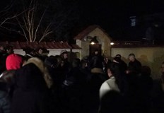 10 полицаи са влезли в дома на бившия премиер и