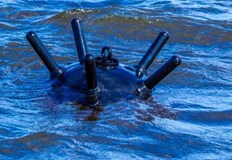 Дрейфуващи украински морски мини плаващи по крайбрежието на Черно море