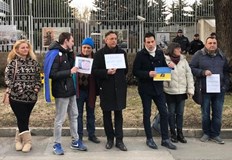 Сред протестиращите са журналистите Горан Благоев и Найо ТицинПротест в защита на журналистката