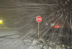 Изненадващо падналият сняг вчера вечерта в Русенско създаде затруднения и хаос по