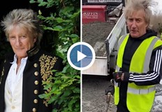 Музикантът временно смени професията си за да ремонтира път близо