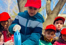 За инициативата съобщиха в социалните мрежиВ двора на детската градина децата