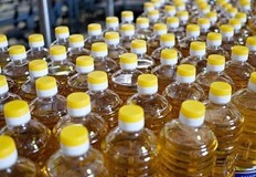 Опашките за олио пред магазините в България са жална картина