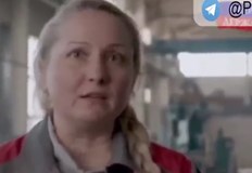 Трудеща се майка стои пред камерата Трудно гълтайки сълзите си