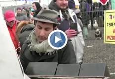 Музика посреща бежанците от Украйна на границата с ПолшаТам ги чака