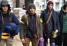 18 годишни момчета се готвят да отбраняват родния си градВместо да