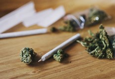 Хванаха двама младежи с марихуана в двора на детска градина