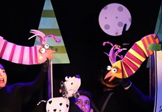 При пълен салон артистите от Държавния куклен театър в Русе