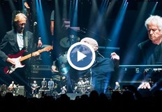 Заради здравословни проблеми изпълнителят пееше седналФил Колинс и групата му Genesis