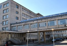 Той е открит от приятели да лежи безпомощно пред асансьор в локва