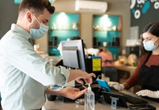 Отпада изискването посетителите в обекти с обществено значение да представят