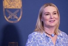 Чешкият министър на отбраната Яна Чернохова няма да присъства на