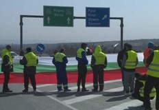 Блокираха за час пътен възел Белокопитово в посока СофияРаботници от шуменската