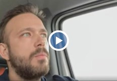 В ролята на доброволец който помага на бежанците от Украйна