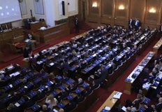 Рокада в последния момент Часове преди Народното събрание да гласува оставката