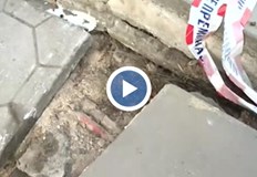 За високоволтов кабел който се е показал под тротоарна плочка