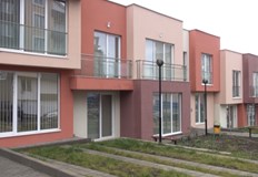 Хора представящи се за общински служители събират хранителни продукти и дрехиХора