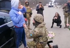 Украински войник обискира приятелката си за да ѝ предложи брак Това
