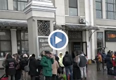 Железопътната гара в града е превърната в бежански лагерСтрелба от