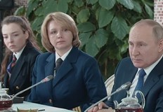 Ръката на руския президент минава през микрофон присъстващите гледат над