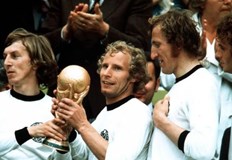 Световният и европейски шампион с германския национален отбор Юрген Грабовски