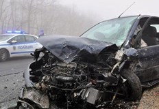 Автомобил е напуснал пътното платно и се е ударил челно