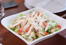 В сезона на салатите може да ги направим много по вкусни