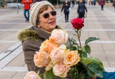 В Ямбол местната управа изненада днес случайни жителки на града