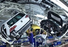 Причината е недостигът на части от УкрайнаЕвропейски автомобилни компании затварят