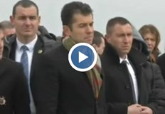 Всички официални гости на тържеството бяха освиркани от демонстрантите на