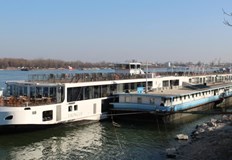 На борда на Viking Lif плаващ под швейцарски флаг пътуват над